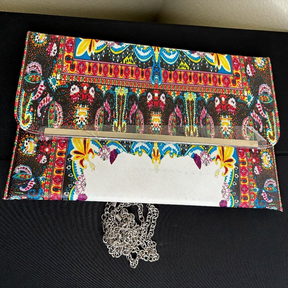 Festival-Ready White Paisley Print Clutch | Vibrant Bohemian Style
